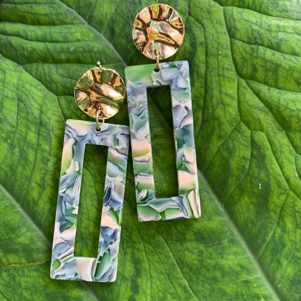 *SOLD*Gold Tortoise Shell Stud Earrings🌱 - Picture 1 of 2